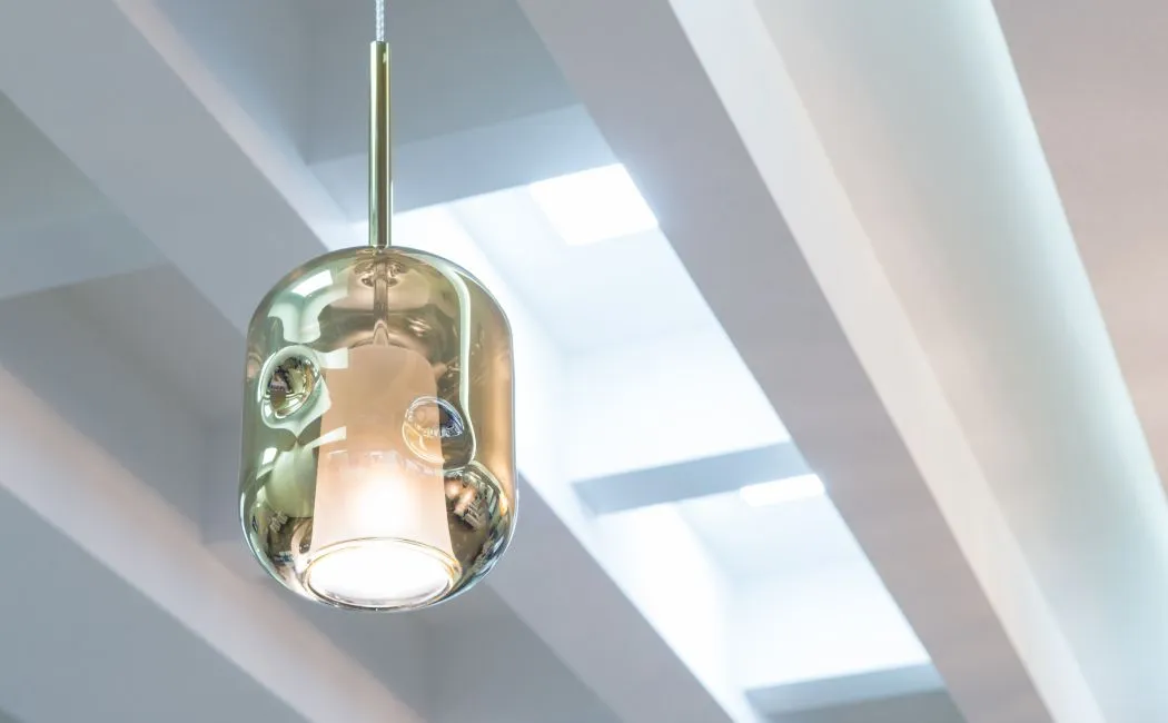 Jak ręcznie wykonane szklane lampy odmieniają współczesne wnętrza