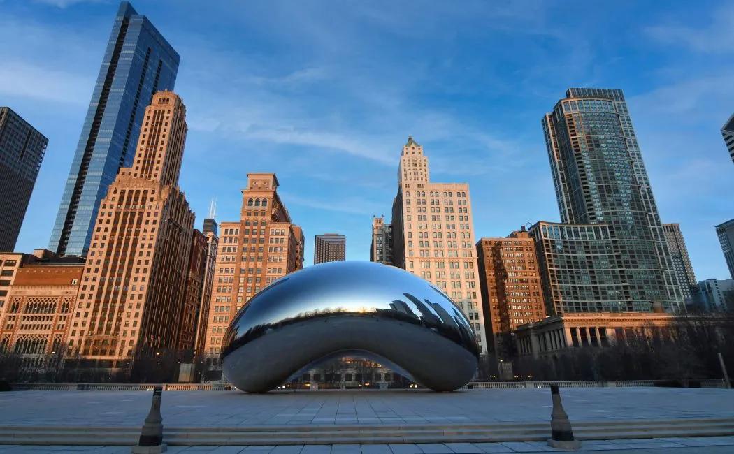 Anish Kapoor czyli jak artysta, czerń i czerwień wzbudzają zachwyt, kontrowersje i miliony