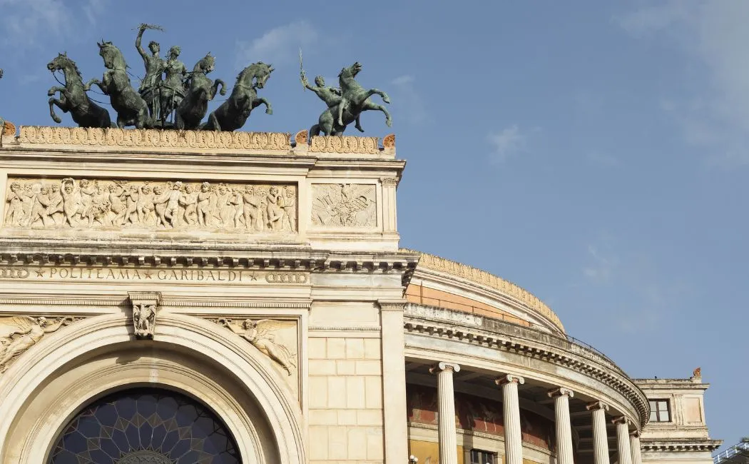 W jaki sposób neoklasycyzm ukształtował sztukę i architekturę XVIII oraz XIX wieku?